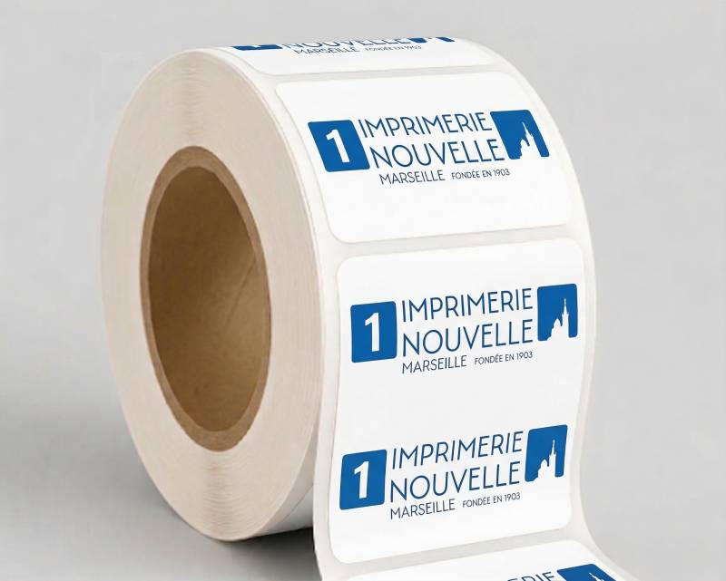 Découpe numérique de précision pour des supports adhésifs résistants fabriqués dans notre atelier à Marseille.