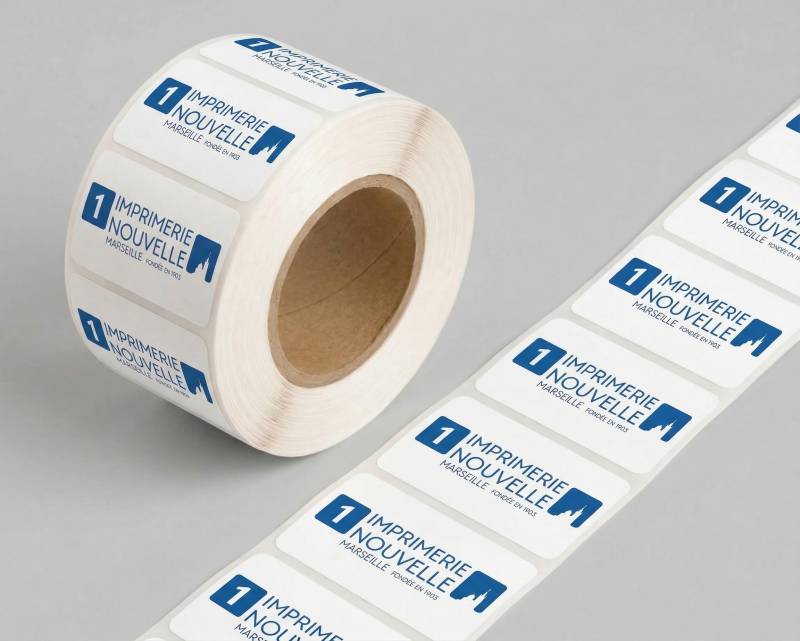 Test de résistance à l'eau sur nos supports adhésifs haute qualité fabriqués localement à Marseille.