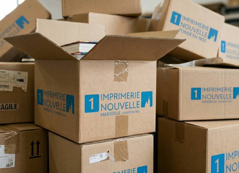 Montage d'une boîte e-commerce personnalisée avec logo haute définition dans nos ateliers à Marseille.