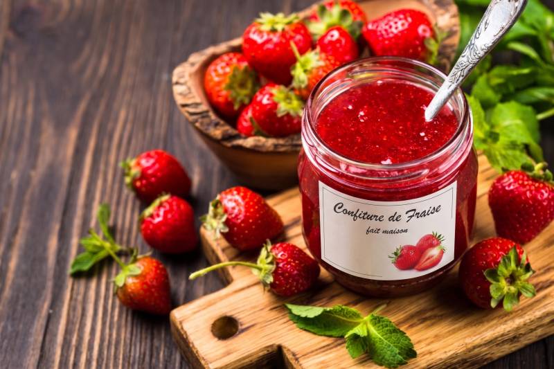 Test rigoureux de résistance à l'eau sur une étiquette de confiture artisanale imprimée à Marseille.