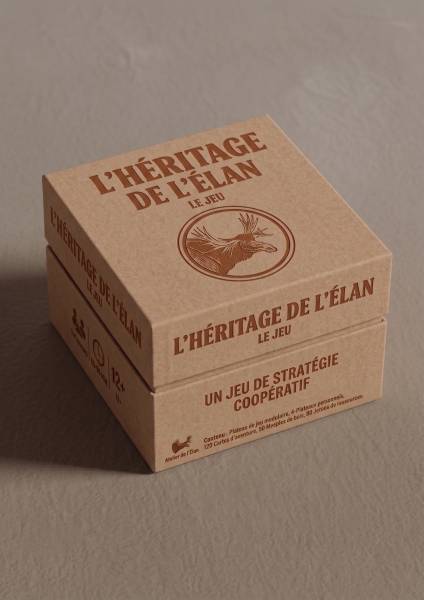 Opérateur qualifié vérifiant la colorimétrie précise des illustrations sur une boîte cartonnée industrielle imprimée à Marseille.