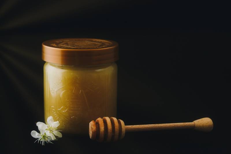 Impression haute définition d'une étiquette pour pot de miel artisan réalisée avec soin à Marseille.