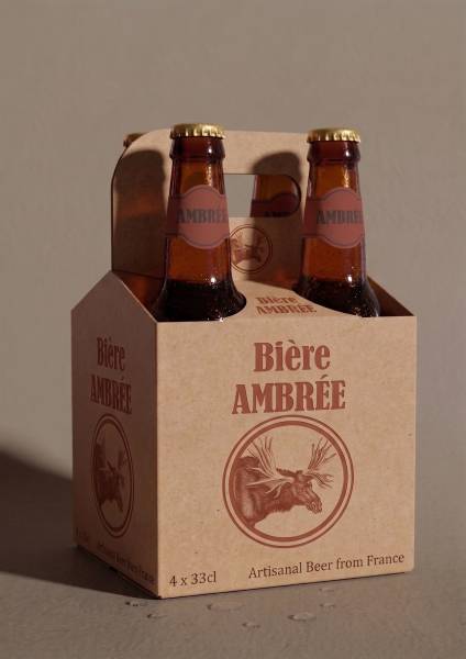 Opérateur technique qualifié vérifiant la résistance mécanique d'un packaging pour bières artisanales fabriqué à Marseille.