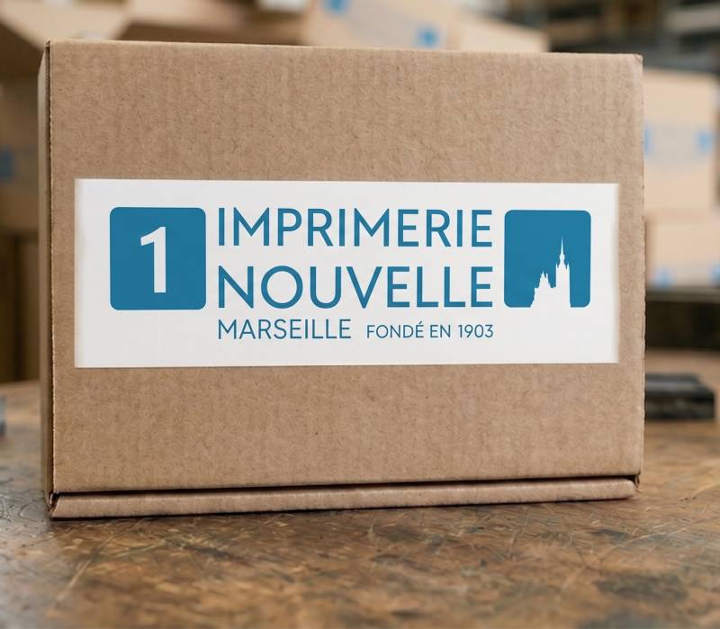 Processus technique d'application de l'encre blanche opaque sur un emballage en carton kraft à Marseille.