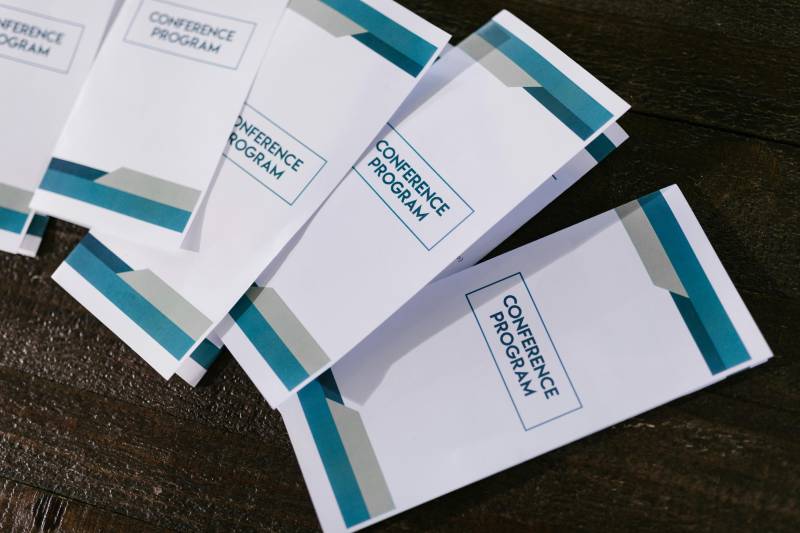 Conception graphique et impression professionnelle de vos documents commerciaux sur mesure pour votre entreprise à Marseille.