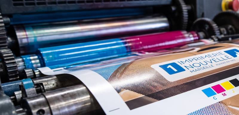 Contrôle colorimétrique sur presse offset pour l'impression de votre packaging professionnel à Marseille.