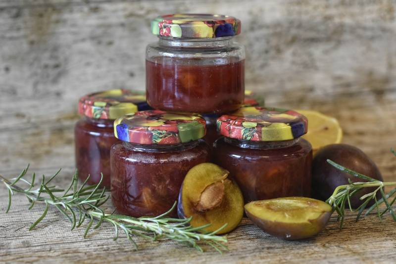 Notre expert vérifie la sélection rigoureuse du meilleur papier pour vos étiquettes de confiture artisanale à Marseille.