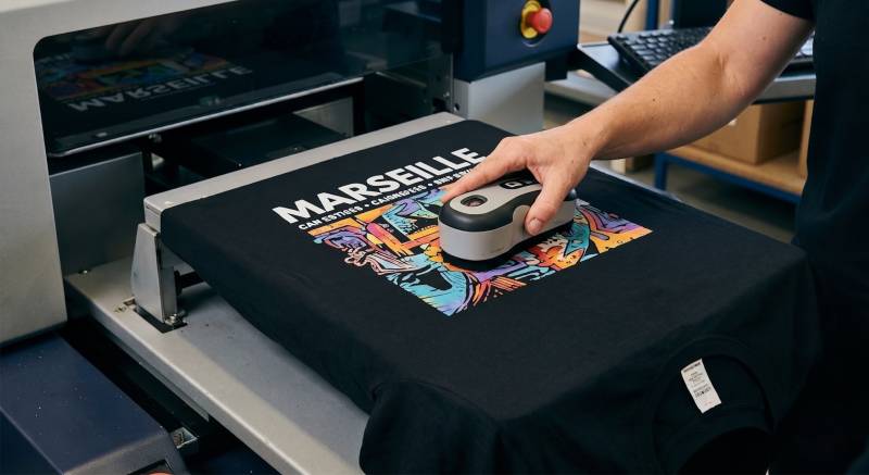 Calibrage des machines numériques pour l'impression textile destinée aux boutiques en ligne à Marseille.