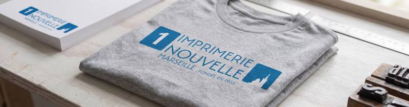 Atelier de print on demand situé à Marseille spécialisé dans la personnalisation de textiles haute définition.